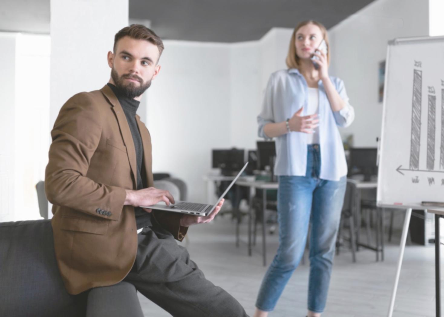 Profesionales trabajando en análisis financiero con gráficos y documentos